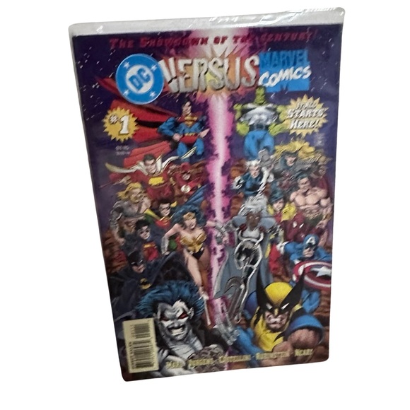 DC Versus MARVEL #1 NM- DC Universe Logo Variant RARE - 1996 - Picture 2 of 2